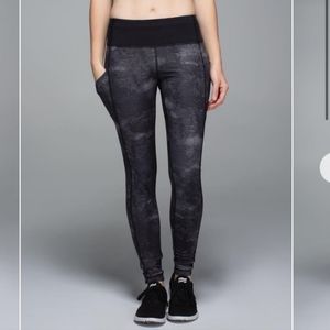 EUC! LULULEMON SPEED UP TIGHT II In Sequin Snake Slate Black Print, Size 10